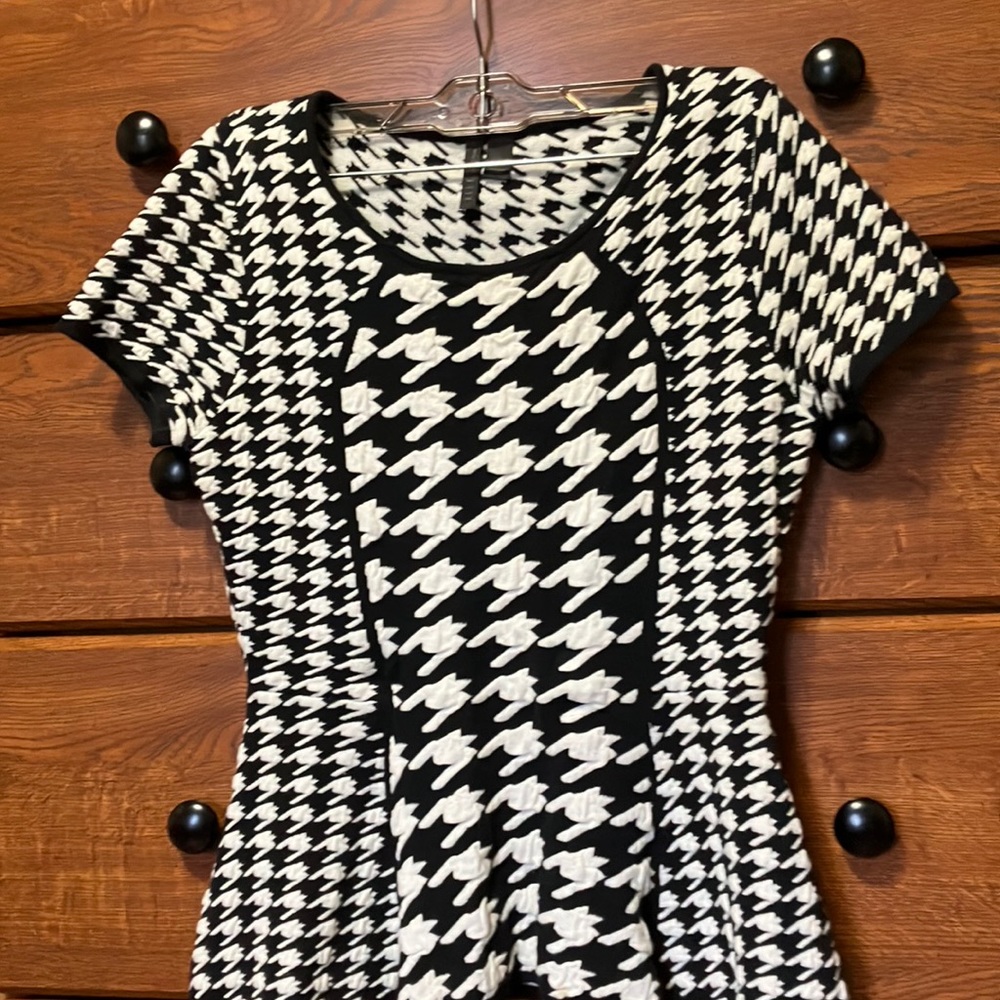 Adorable peplum top, classic black and white. Great for spring!